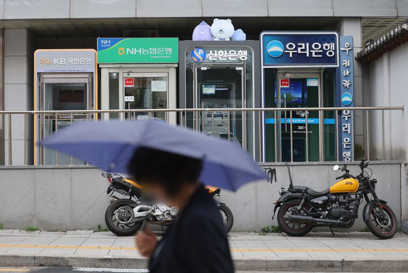 기준금리 오르면 예금금리부터 올린다고?..은행 예대금리차 축소