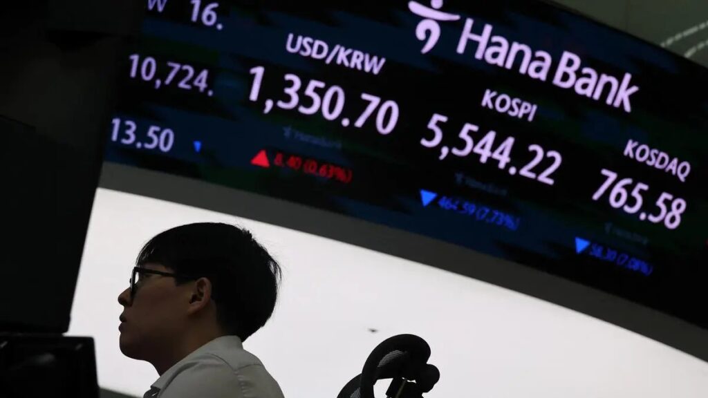 서킷브레이커 발동 조건 코스피 서킷브레이커 발동 당시 딜링룸 전광판 로이터 사진